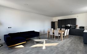 Loft épuré avec parking privé.